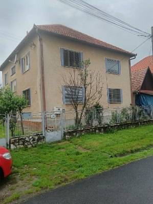 Na predaj rodinný dom Kosihovce - Rodinný dom v Kosihovciach na ulici Kosihovce, s plotom a trávnikom pred domom.