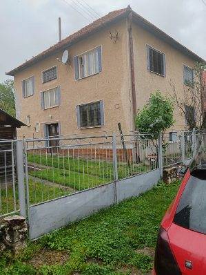 Na predaj rodinný dom Kosihovce - Rodinný dom v Kosihovciach na ulici Kosihovce, oplotený, so záhradou a zaparkovaným autom.