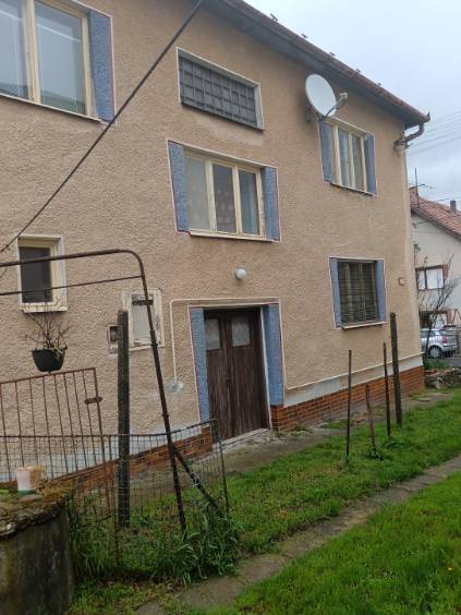 Na predaj rodinný dom Kosihovce - Rodinný dom v Kosihovciach na ulici Kosihovce s exteriérovým pohľadom na fasádu.