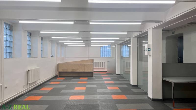 Prenájom obchodno-kancelárskeho priestoru na Račianskej ul.,141 m2 - Obchodné priestory s farebnou podlahou a presklenými priečkami, vhodné na kancelárie alebo prevádzku.
