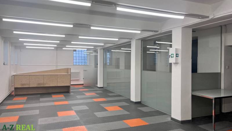 Prenájom obchodno-kancelárskeho priestoru na Račianskej ul.,141 m2 - Obchodné priestory s presklenými stenami a vzorovanou podlahou s dreveným dekorom.