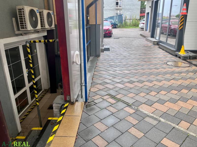 Prenájom obchodno-kancelárskeho priestoru na Račianskej ul.,141 m2 - Dlaždený chodník pred obchodnými priestormi na Račianskej ulici v Bratislave - Nové Mesto.