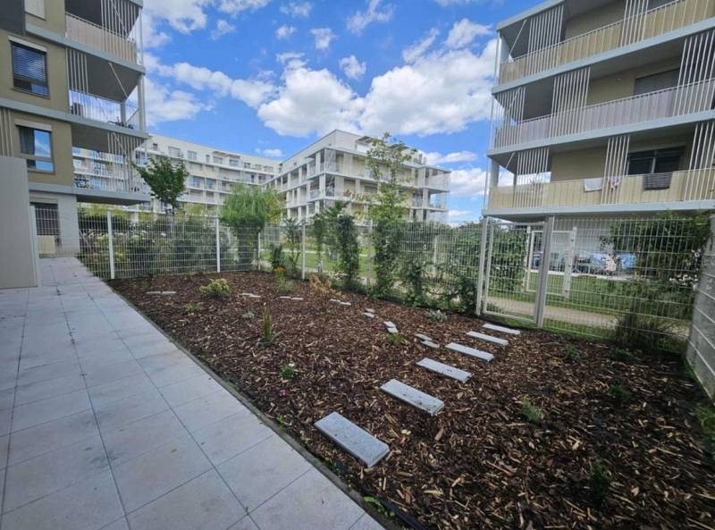 Na prenájom 2iz. byt s predzáhradkou  - Exteriér s modernými budovami a záhradnou úpravou v Bratislave, Ružinove na ulici Na výslní.