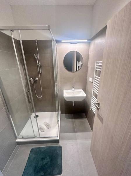 Na prenájom 2iz. byt s predzáhradkou  - Kúpeľňa v 2-izbovom byte s moderným sprchovým kútom a umývadlom.