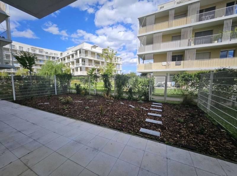 Na prenájom 2iz. byt s predzáhradkou  - Bytový komplex na ulici Na výslní v Bratislave-Ružinove s priľahlou záhradkou a chodníkom.