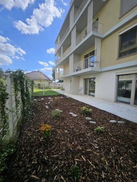 Na prenájom 2iz. byt s predzáhradkou  - Bytový dom s terasou a záhradkou na ulici Na výslní v Bratislave - Ružinove.