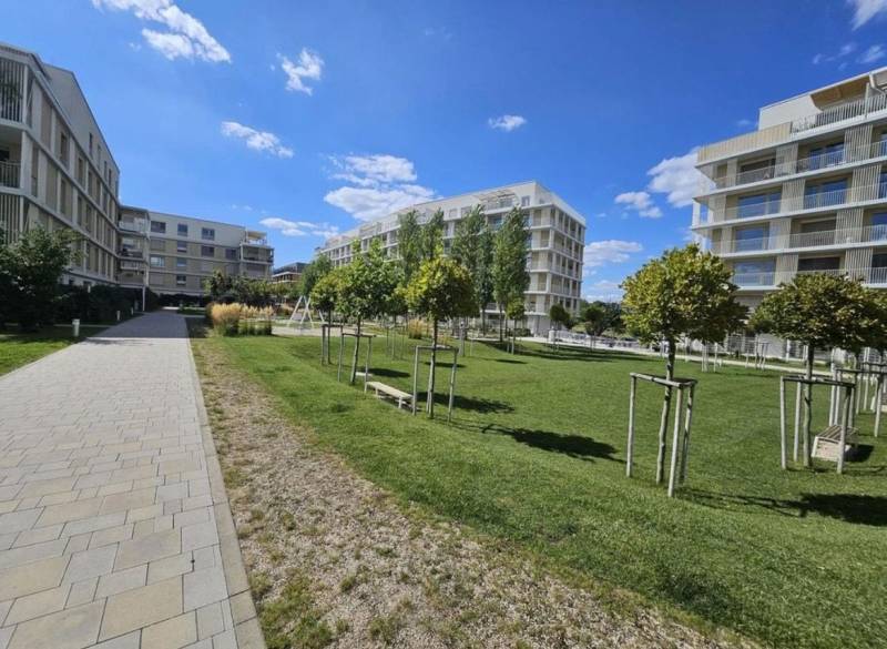 Na prenájom 2iz. byt s predzáhradkou  - Chodník, zelený park a moderné bytové domy v Bratislave - Ružinove, Na výslní.