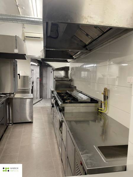 Reštaurácia na predaj v centre Košíc na Hlavnej 74 - Profesionálna kuchyňa s nerezovými spotrebičmi a bielymi kachličkami v gastro priestoroch.