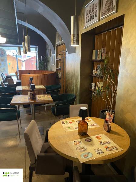 Reštaurácia na predaj v centre Košíc na Hlavnej 74 - Interiér gastro priestorov s dreveným dekorom a dekoráciou na stenách.