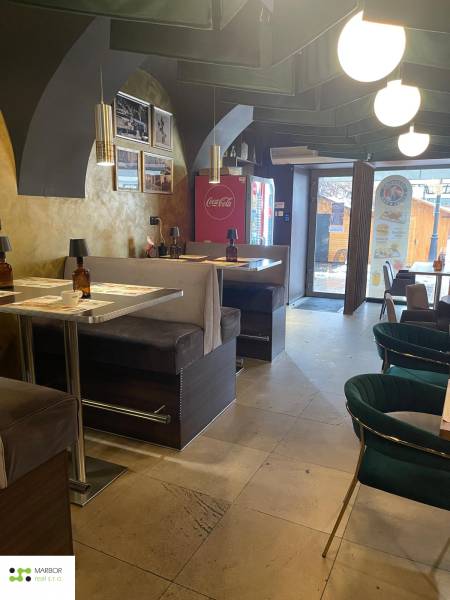 Reštaurácia na predaj v centre Košíc na Hlavnej 74 - Interiér gastro priestoru s pohodlnými sedeniami a dekoračnými svietidlami.