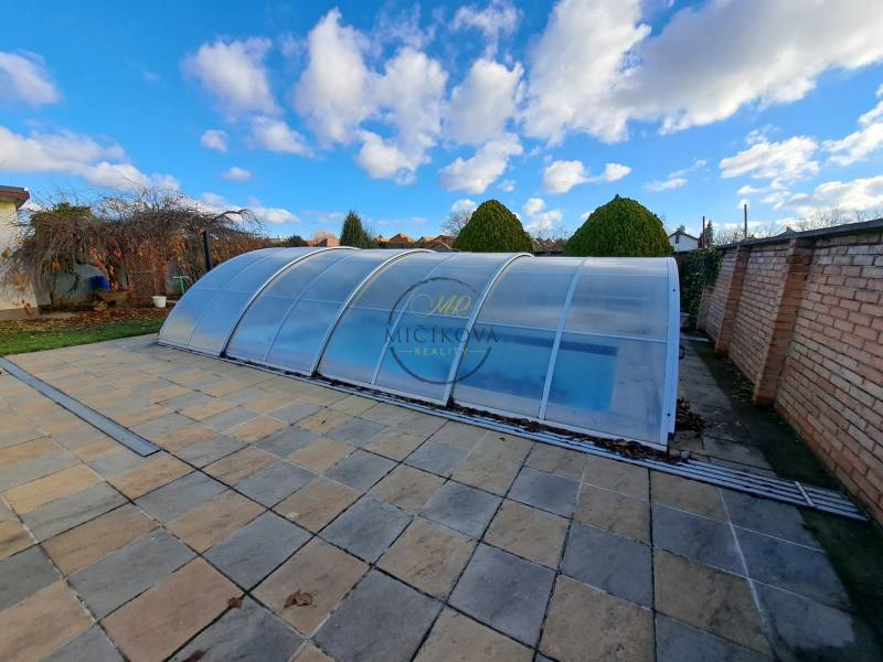 REZERVOVANÉ! Predáme 4-izb. rodinný dom, pozemok 1414 m2, Vráble - Zastrešený bazén na záhrade rodinného domu na Bernolákovej ulici vo Vrábľoch.