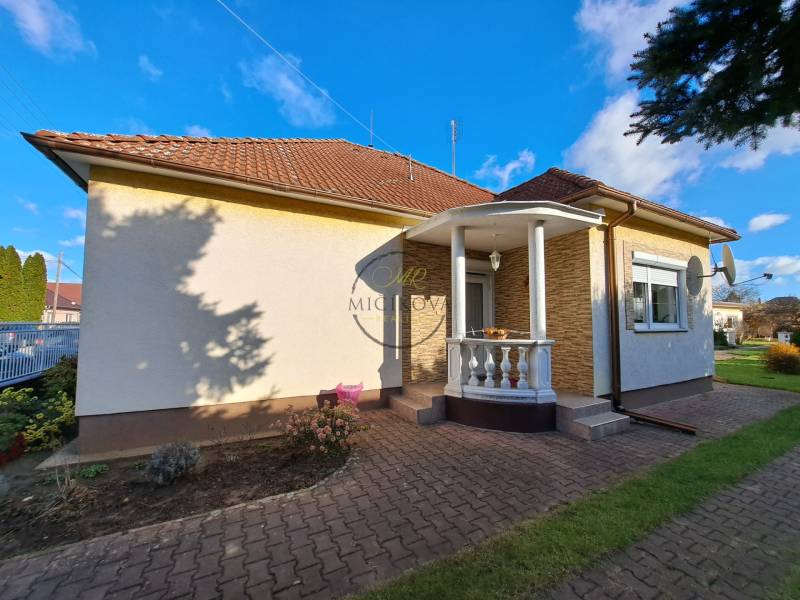 REZERVOVANÉ! Predáme 4-izb. rodinný dom, pozemok 1414 m2, Vráble - Rodinný dom na Bernolákovej ulici vo Vrábľoch s tehlovou strechou a záhradou.