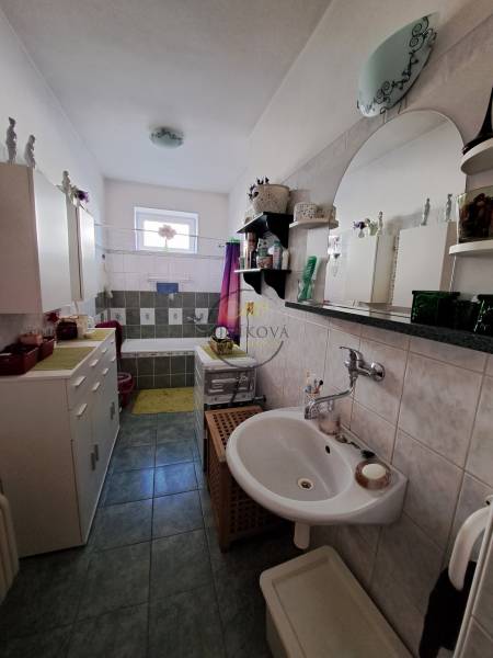 REZERVOVANÉ! Predáme 4-izb. rodinný dom, pozemok 1414 m2, Vráble - Kúpeľňa v rodinnom dome so sprchou, umývadlom a skrinkami.