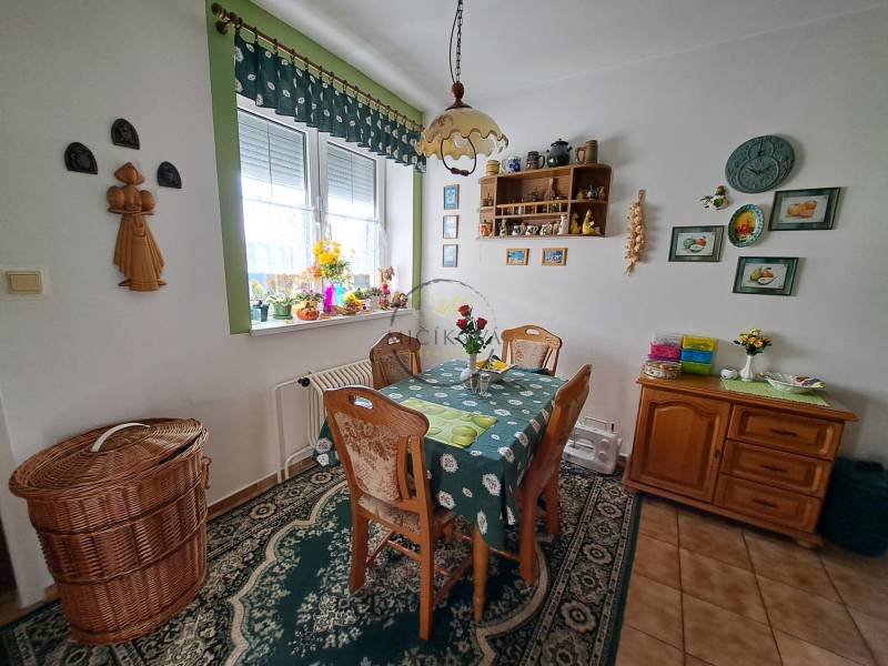 REZERVOVANÉ! Predáme 4-izb. rodinný dom, pozemok 1414 m2, Vráble - Jedálenský kút v rodinnom dome s dreveným nábytkom, zdobenými stenami a kobercami.