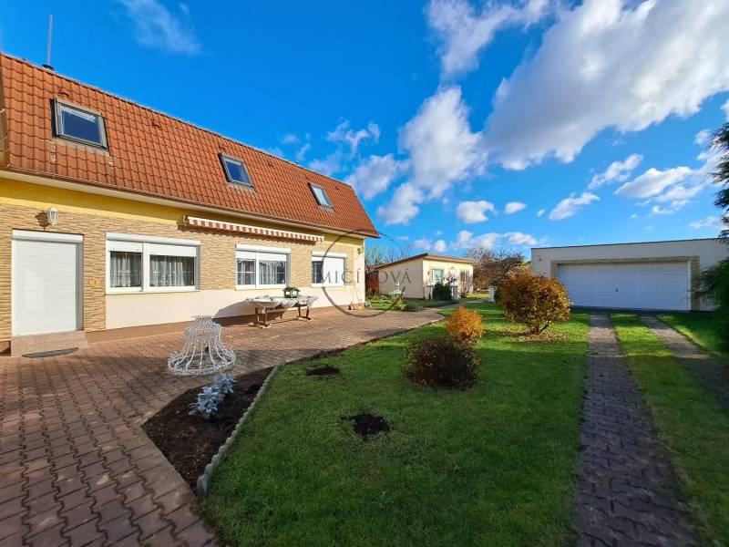 REZERVOVANÉ! Predáme 4-izb. rodinný dom, pozemok 1414 m2, Vráble - Rodinný dom na Bernolákovej ulici vo Vrábľoch, s nádvorím, garážou a záhradou.