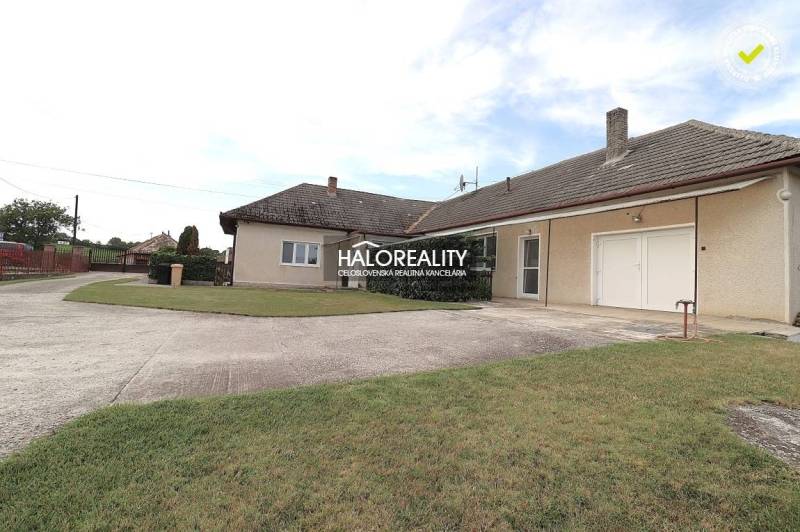 Predaj, rodinný dom Veľký Kýr, šesťizbový s garážou ... - Rodinný dom vo Veľkom Kýre, predzáhradka s trávnikom a parkovacia plocha.