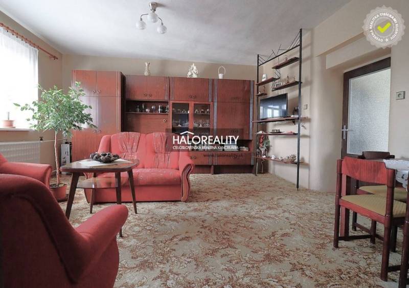 Predaj, rodinný dom Veľký Kýr, šesťizbový s garážou ... - Obývačka v rodinnom dome s kreslami, vitrínou a kobercom.