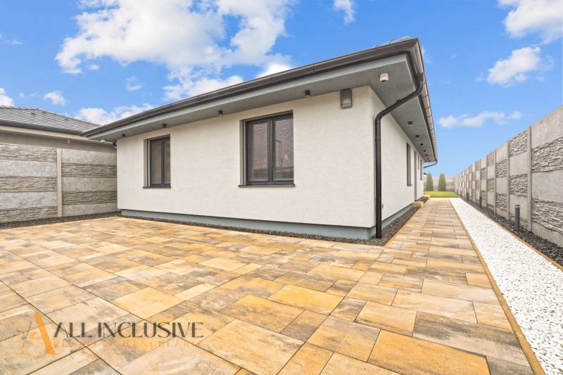 ALL INCLUSIVE I NOVOSTAVBA 4- IZBOVÝ RD SMART HOME - MOSTOVÁ (GA) - Rodinný dom v Mostovej s priestrannou dlaždenou terasou, obklopenou moderným plotom.