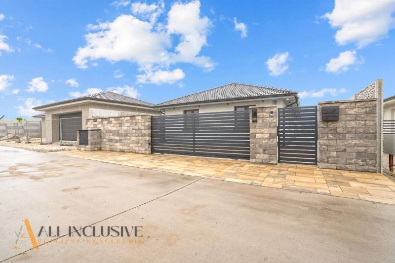 ALL INCLUSIVE I NOVOSTAVBA 4- IZBOVÝ RD SMART HOME - MOSTOVÁ (GA) - Rodinný dom v Mostovej s kamenným plotom a bránou na spevnenej ploche.