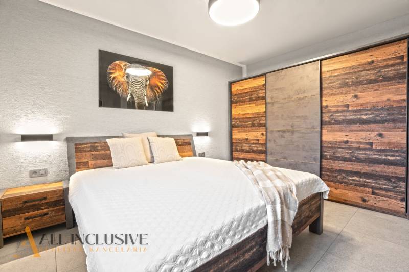 ALL INCLUSIVE I NOVOSTAVBA 4- IZBOVÝ RD SMART HOME - MOSTOVÁ (GA) - Spálňa v rodinnom dome s posteľou, obrazom slona a skriňou s dreveným dekorom.