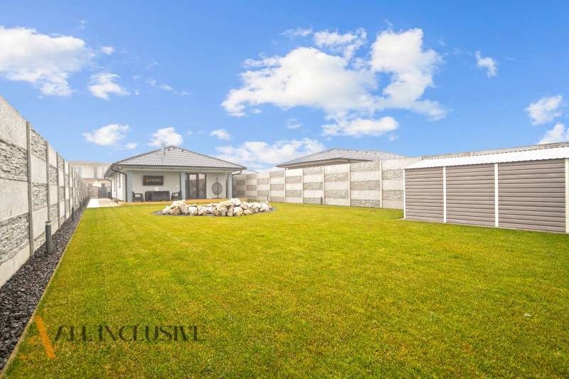 ALL INCLUSIVE I NOVOSTAVBA 4- IZBOVÝ RD SMART HOME - MOSTOVÁ (GA) - Rodinný dom na Mostovej v Galante s trávnatým dvorom a kamennou dekoráciou.