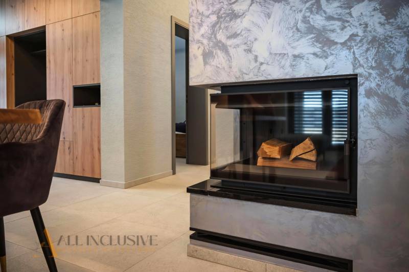 ALL INCLUSIVE I NOVOSTAVBA 4- IZBOVÝ RD SMART HOME - MOSTOVÁ (GA) - Krb v rodinnom dome s drevenými dekoráciami na stene a podlaha s dreveným dekorom.