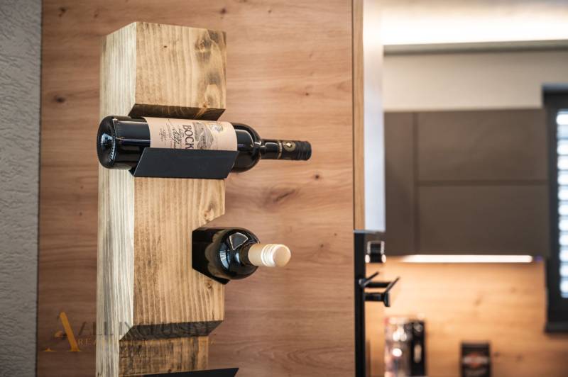 ALL INCLUSIVE I NOVOSTAVBA 4- IZBOVÝ RD SMART HOME - MOSTOVÁ (GA) - Držiak na víno v interiéri rodinného domu s dreveným dekorom.