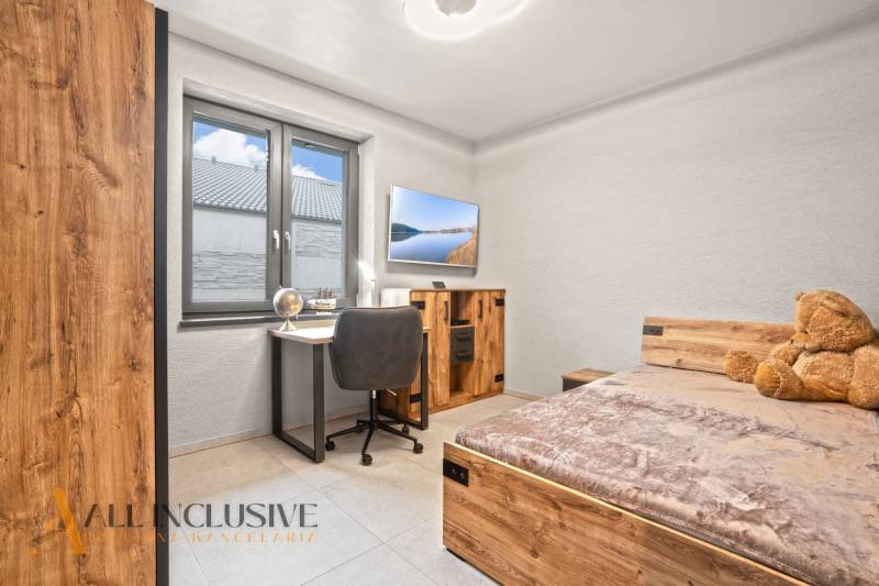 ALL INCLUSIVE I NOVOSTAVBA 4- IZBOVÝ RD SMART HOME - MOSTOVÁ (GA) - Detská izba v Rodinnom dome s pracovným stolom, posteľou a podlahou s dreveným dekorom.