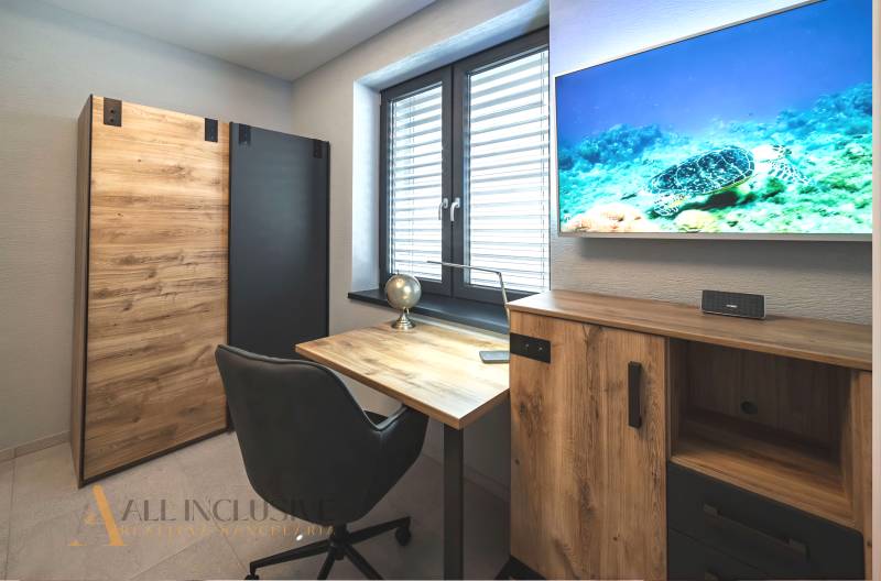 ALL INCLUSIVE I NOVOSTAVBA 4- IZBOVÝ RD SMART HOME - MOSTOVÁ (GA) - Pracovný kút v rodinnom dome s podlahou s dreveným dekorom a obrazovkou na stene.
