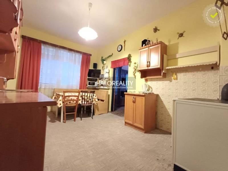 Predaj, rodinný dom Kľačno - ZNÍŽENÁ CENA - EXKLUZÍV... - Kuchyňa v rodinnom dome s dreveným dekorom, svetlé steny, stôl so stoličkami.