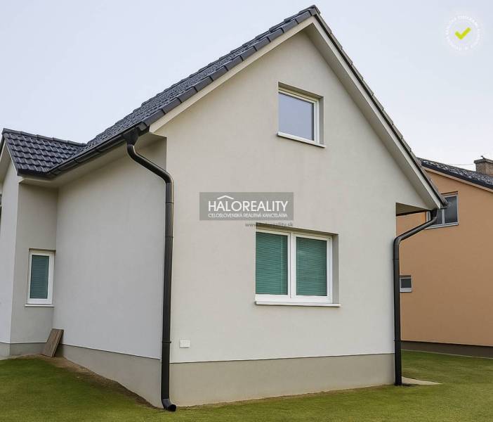 Predaj, rodinný dom Kľačno - ZNÍŽENÁ CENA - EXKLUZÍV... - Rodinný dom v Kľačne s bielou fasádou a šikmou strechou na udržiavanom trávniku.