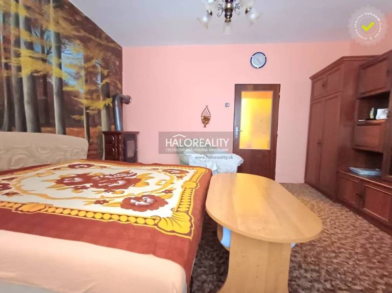 Predaj, rodinný dom Kľačno - ZNÍŽENÁ CENA - EXKLUZÍV... - Spálňa v rodinnom dome s tapetou lesa a klasickým dreveným nábytkom.