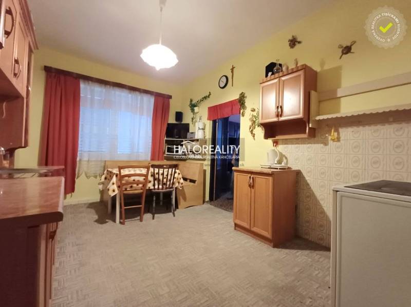 Predaj, rodinný dom Kľačno - ZNÍŽENÁ CENA - EXKLUZÍV... - Kuchyňa v rodinnom dome s dreveným dekorom, jedálenským stolom a skrinkami.