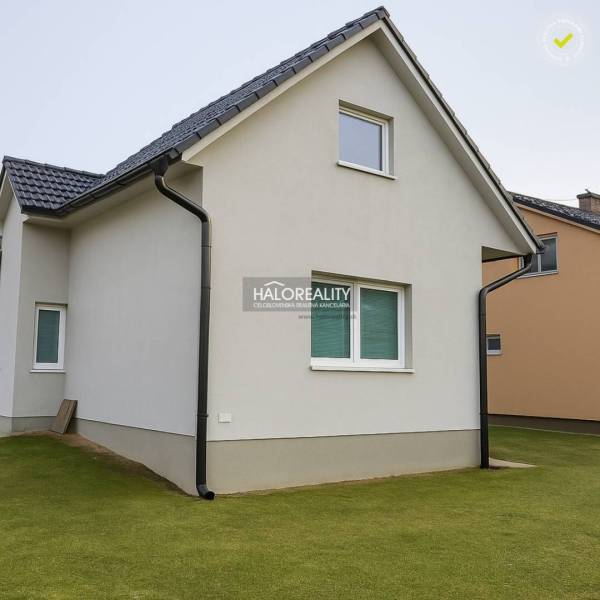 Predaj, rodinný dom Kľačno - ZNÍŽENÁ CENA - EXKLUZÍV... - Rodinný dom v Kľačne s jednoduchou fasádou a šikmou strechou.