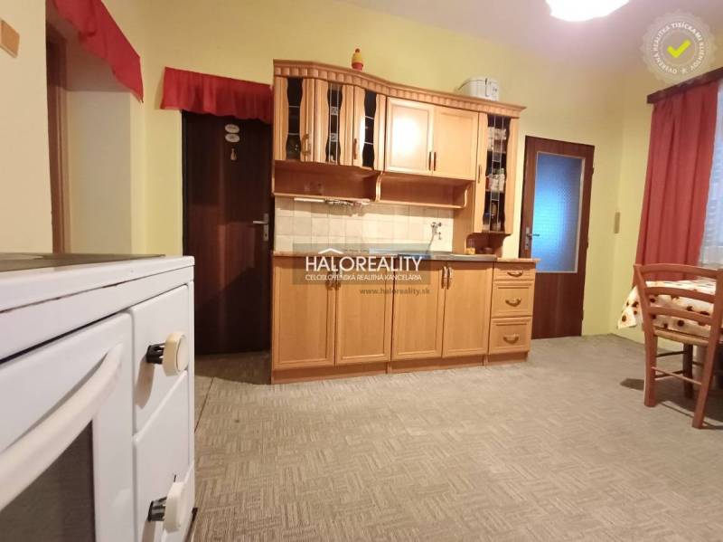 Predaj, rodinný dom Kľačno - ZNÍŽENÁ CENA - EXKLUZÍV... - Kuchyňa v rodinnom dome s drevenými skrinkami a klasickým sporákom.