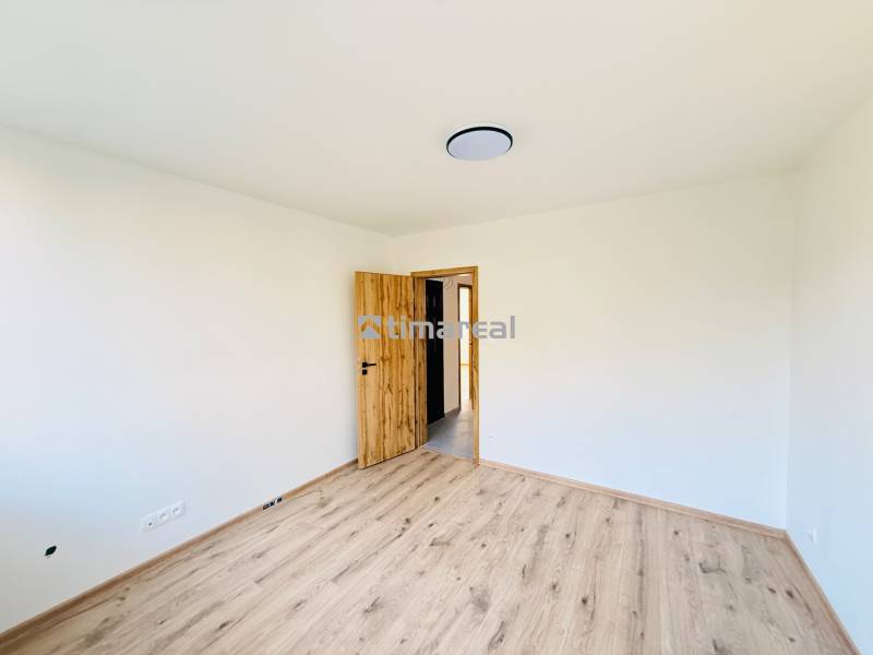 REZERVOVANÉ  Investičná trefa: 3i byt za dočasne zníženú cenu - Miestnosť v 3-izbovom byte s bielymi stenami a podlahou s dreveným dekorom.