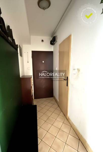 Predaj, trojizbový byt Spišské Vlachy - Vstupná chodba 3-izbového bytu s dlažbou a nábytkom.