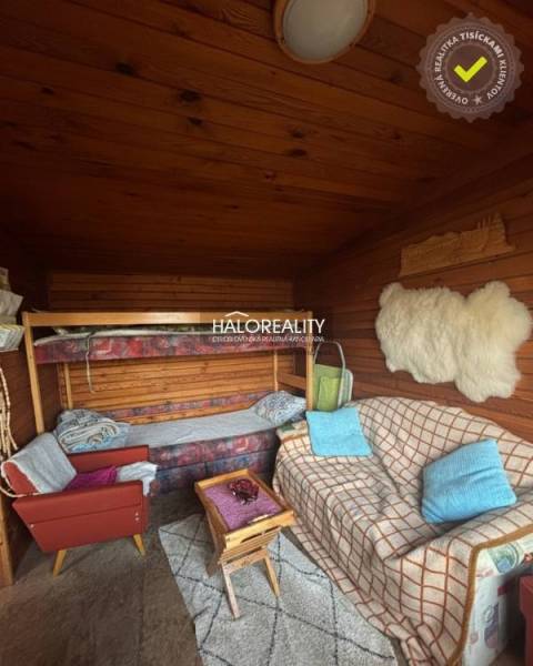 Predaj, záhradný pozemok   231 m2 Spišská Nová Ves, ... - Izba so sedačkou, poschodovou posteľou a podlahou s dreveným dekorom v Záhradách.