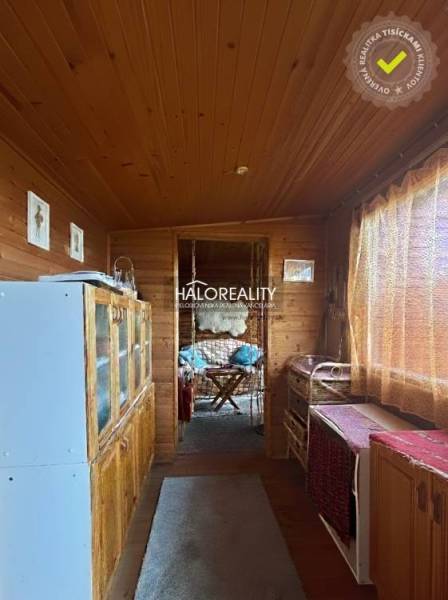 Predaj, záhradný pozemok   231 m2 Spišská Nová Ves, ... - Interiér so záhradným nábytkom, dreveným dekorom, príjemným osvetlením, ideálny pre relax v Záhradách.