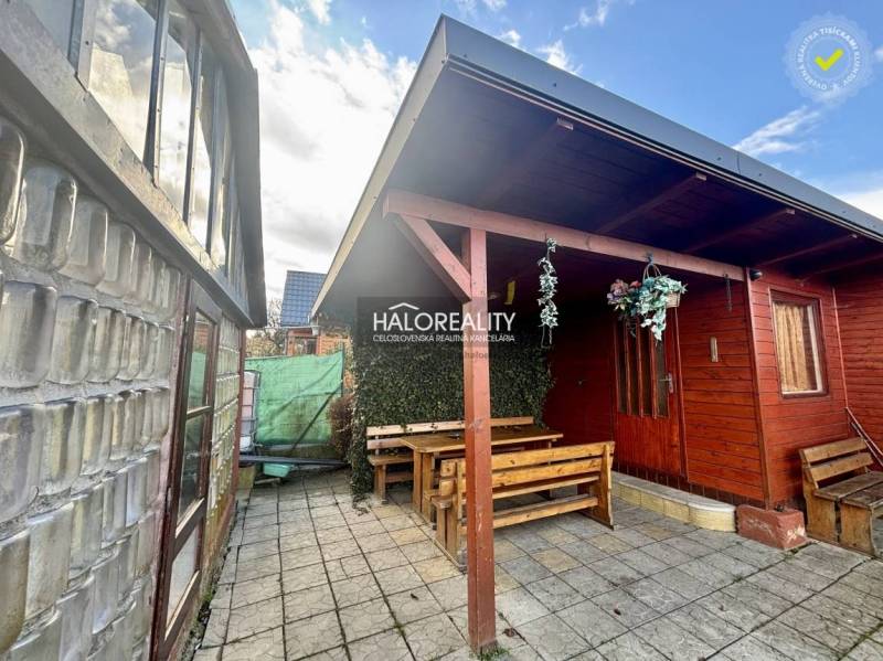 Predaj, záhradný pozemok   231 m2 Spišská Nová Ves, ... - Drevený altánok so stolom a lavičkami v záhradách Spišskej Novej Vsi.