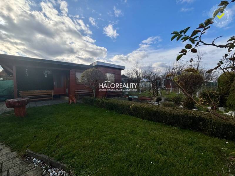 Predaj, záhradný pozemok   231 m2 Spišská Nová Ves, ... - Drevený altánok v záhrade v Spišskej Novej Vsi so zeleným trávnikom a zeleňou.