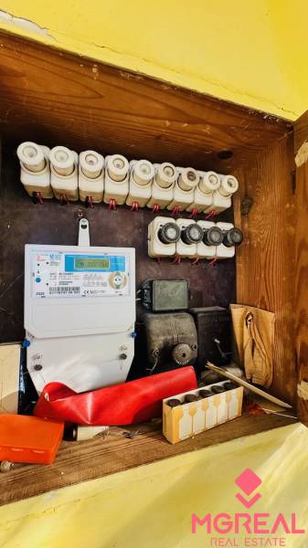 Na predaj 4-izbový rodinný dom v Brodzanoch – pozemok 1236 m² - Elektrická rozvodná skriňa v rodinnom dome s poistkami a elektromerom.