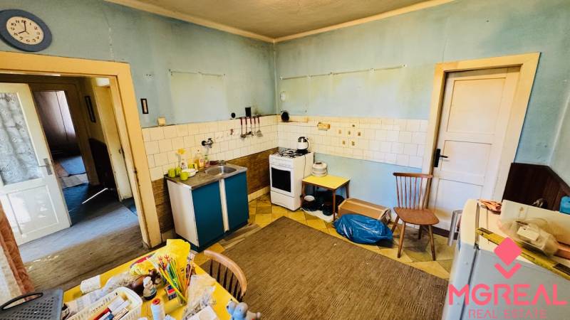 Na predaj 4-izbový rodinný dom v Brodzanoch – pozemok 1236 m² - Kuchyňa v rodinnom dome s modrými stenami, starším nábytkom a praktickým vybavením.