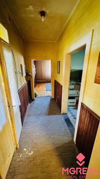 Na predaj 4-izbový rodinný dom v Brodzanoch – pozemok 1236 m² - Chodba s kobercom a dreveným obložením v rodinnom dome, miestnosť vpravo.