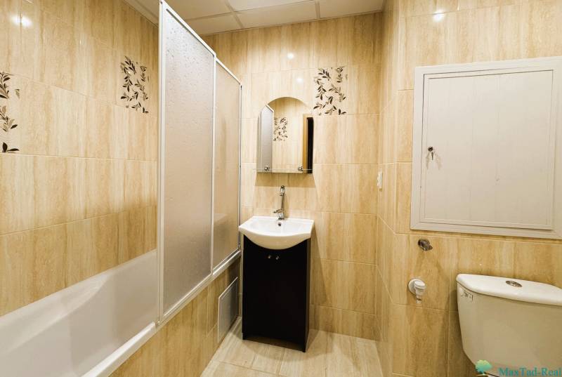 Výborná poloha, skvelá dispozícia – 3-izbový byt v Trebišove - Kúpeľňa s vaňou, umývadlom a toaletou v 3-izbovom byte so svetlými obkladmi.