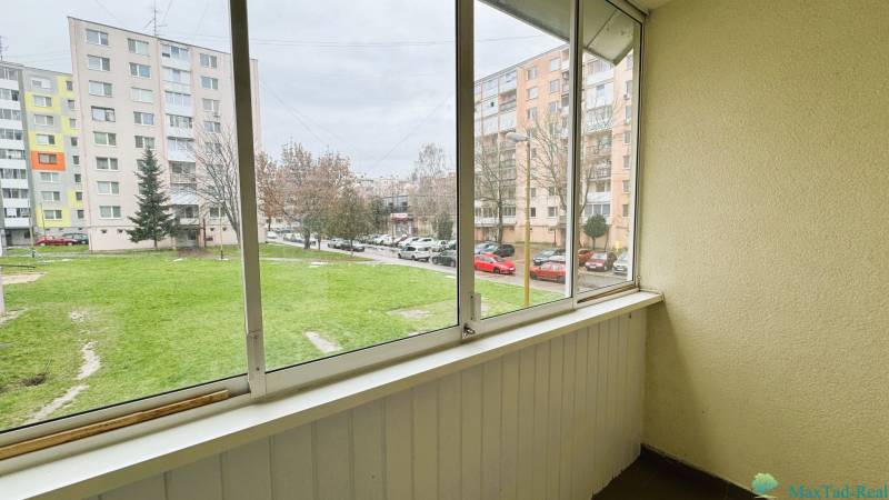 Výborná poloha, skvelá dispozícia – 3-izbový byt v Trebišove - Zasklený balkón s výhľadom na sídlisko a zeleň na Kutnohorskej ulici v Trebišove.
