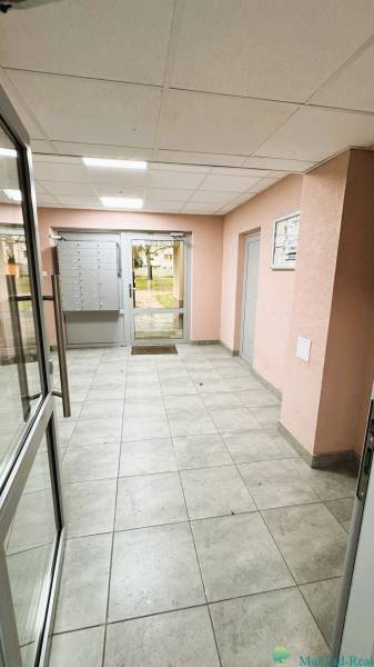 Výborná poloha, skvelá dispozícia – 3-izbový byt v Trebišove - Vstupná hala bytového domu s poštovými schránkami a sklenenými dverami.