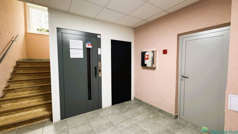 Výborná poloha, skvelá dispozícia – 3-izbový byt v Trebišove - Chodba so schodmi, výťahom, dlažbou a hasiacim prístrojom v 3-izbovom byte.