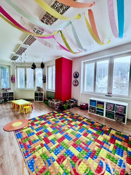 Prenájom kancelárskych priestorov, ul. Gen. M. R. Štefánika, Trenčín - Kancelárie so svetlým priestorom, podlaha s dreveným dekorom, detské hracie koberce, farebné dekorácie.