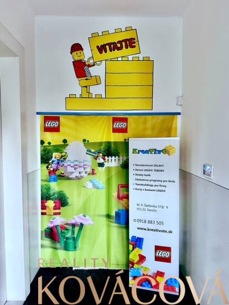 Prenájom kancelárskych priestorov, ul. Gen. M. R. Štefánika, Trenčín - Stojan s LEGO motívom v kanceláriách na M.R. Štefánika v Trenčíne.